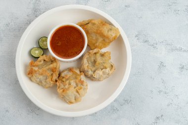 Batagor, balıktan ya da tavuktan yapılır, tofu, tapyoka unu fıstık sosuyla servis edilir. Endonezya yemekleri