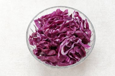 Mor lahana dilimleri veya kol ungu, yemek hazırlama.