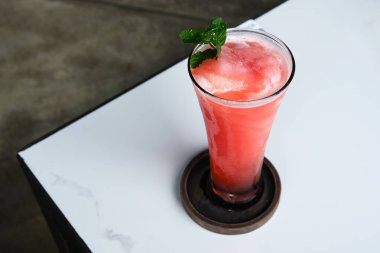 Naneli taze karpuz suyu.