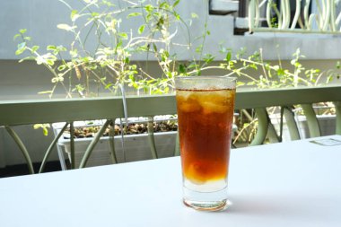 Masada bir bardak buzlu çay.