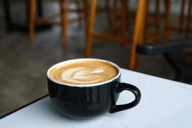 Kahvaltı için masaya bir fincan sıcak latte.