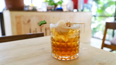 Taze liçi meyveli buzlu çay. İçecek bir şey alır mısınız?