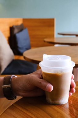 Kahvaltı için masaya bir fincan sıcak latte.