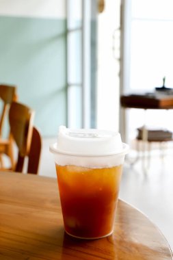 Plastik bardaklı buzlu Americano kahvesi.