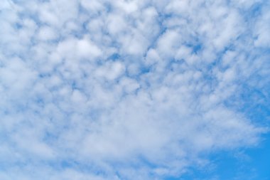 Güneşli bir günde beyaz bulutlu güzel mavi gökyüzü manzarası