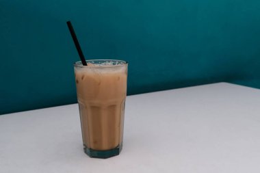 Teh Tarık, buharlaşmış sütle karıştırılmış konsantre çaydan yapılır.