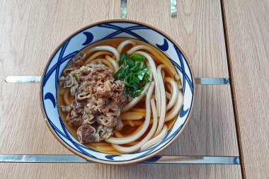 Biftek dilimli Udon Eriştesi ve köri sosu, Japon yemeği.
