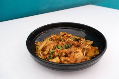 Kwetiaw veya Kwetiau, köfte ve sebzeli kızarmış pirinç eriştesi. Endonezya 'da popüler