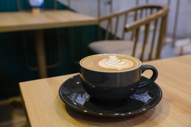 Kahvaltı için masaya bir fincan sıcak latte.
