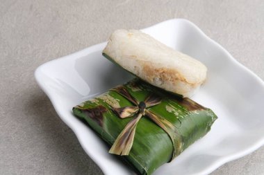 Lemper Ayam, Endonezya aperatifi glutinous pirinçten yapılmış baharatlı tavuk veya et ipliği ile doldurulmuş.