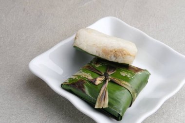 Lemper Ayam, Endonezya aperatifi glutinous pirinçten yapılmış baharatlı tavuk veya et ipliği ile doldurulmuş.