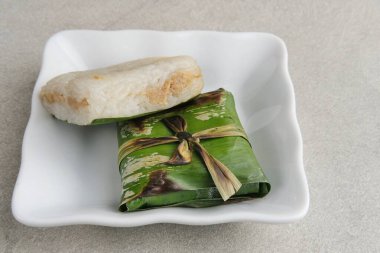Lemper Ayam, Endonezya aperatifi glutinous pirinçten yapılmış baharatlı tavuk veya et ipliği ile doldurulmuş.