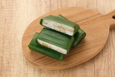 Lemper Ayam, Endonezya aperatifi glutinous pirinçten yapılmış baharatlı tavuk veya et ipliği ile doldurulmuş.
