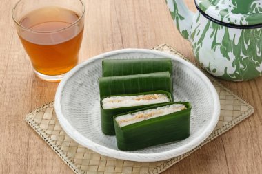 Lemper Ayam, Endonezya aperatifi glutinous pirinçten yapılmış baharatlı tavuk veya et ipliği ile doldurulmuş.