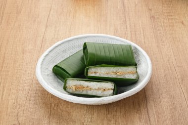 Lemper Ayam, Endonezya aperatifi glutinous pirinçten yapılmış baharatlı tavuk veya et ipliği ile doldurulmuş.