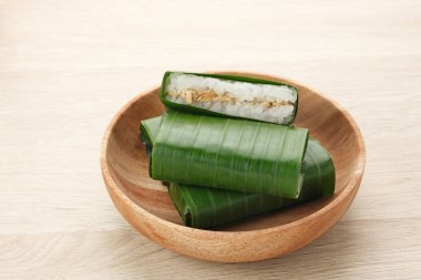 Lemper Ayam, Endonezya aperatifi glutinous pirinçten yapılmış baharatlı tavuk veya et ipliği ile doldurulmuş.