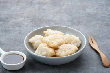 Cireng, Endonezya, Batı Java 'dan lezzetli bir aperatif, tapyoka undan yapılmış ve bol yağda kızartılmış, baharatlı sosla servis ediliyor..