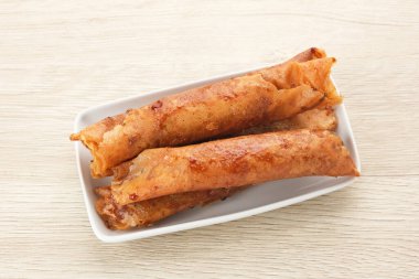 Pisang Aroma veya Pisang Karamel, geleneksel Endonezya yemeği. Muz, çikolata ve un tabakasına sarılmış şekerden yapılmış..