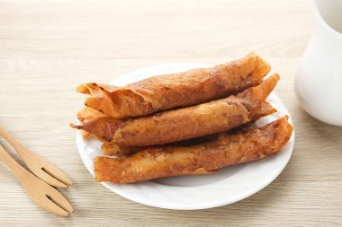 Pisang Aroma veya Pisang Karamel, geleneksel Endonezya yemeği. Muz, çikolata ve un tabakasına sarılmış şekerden yapılmış..