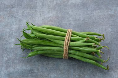 Buncis veya taze çiğ fasulye, baklagiller koyu arkaplanda protein içerirler