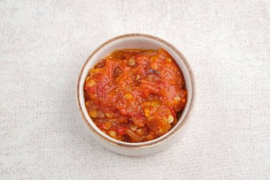 Sambel veya Sambal Tomatı, domates, biber, tuz, şeker, sarımsak, arpacık soğanı ve karides ezmesinden (terasiden) yapılır. Endonezya yemekleri.
