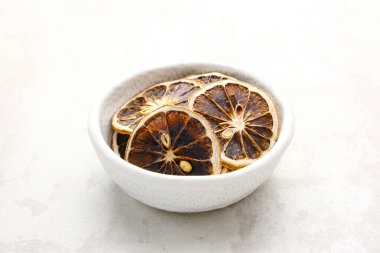 Kurutulmuş limon dilimleri.