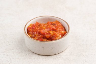 Sambel veya Sambal Tomatı, domates, biber, tuz, şeker, sarımsak, arpacık soğanı ve karides ezmesinden (terasiden) yapılır. Endonezya yemekleri.