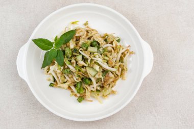 Karedok, fıstık soslu çiğ sebze salatası, Sundan imzalı yemek. Endonezya yemekleri