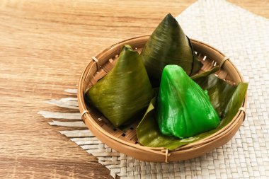 Kue Bugis ya da Kue Mendut, geleneksel Endonezya tatlısı, glutinous pirinç unundan yapılmış, hindistan ceviziyle doldurulmuş, muz yaprağına sarılmış..