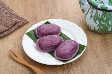 Ang Kue (Kue Ku) ya da Kue Thok, Çin usulü buharda pişirilmiş pirinç unu ve tatlı mung fasulyesi ezmesi. Yapışkan, çiğnenmiş doku.. 