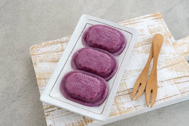 Ang Kue (Kue Ku) ya da Kue Thok, Çin usulü buharda pişirilmiş pirinç unu ve tatlı mung fasulyesi ezmesi. Yapışkan, çiğnenmiş doku.. 