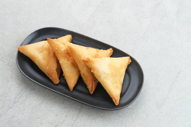 Samosa Keju, çıtır çıtır bir üçgen peynirli hamur işi.. 