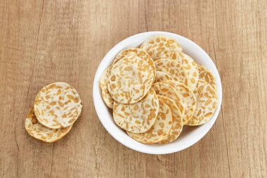 Keripik Tempe ya da Tempe cipsi, ince dilimlenmiş tempeh 'den yapılan tipik bir Endonezya yiyeceğidir ve sonra baharatlı un kullanılarak kızartılır. Tuzlu ve tuzlu