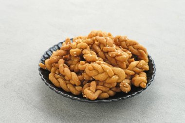 Kue Tambang ya da Untir untir, buğday unu, şeker, yumurta ve susam tohumlarından yapılan geleneksel Endonezya kurabiyesidir.. 