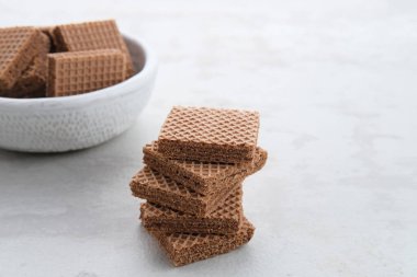 Kare bisküviler, çikolata aromalı gevrek gofretler.