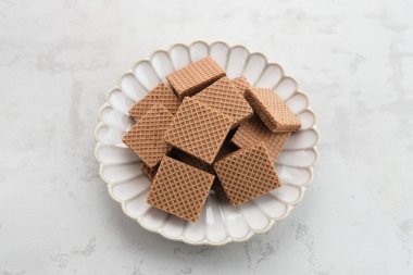 Kare bisküviler, çikolata aromalı gevrek gofretler.