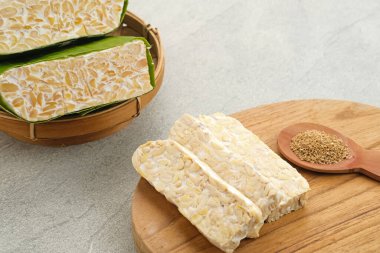 Raw Tempeh ya da Tempe, mayalanmış soya fasulyesinden yapılan geleneksel Endonezya yemeği. Genellikle meze ya da diğer yemek malzemeleri için kızartılır..
