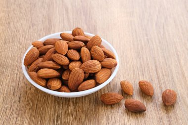 Tahta masadaki organik bademler.. 