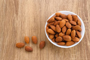 Tahta masadaki organik bademler.. 