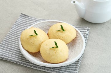 Kue Apem, pirinç unu, hindistan cevizi sütü ve şekerden yapılan geleneksel Endonezya atıştırmalığı.