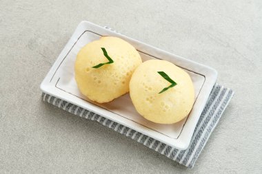 Kue Apem, pirinç unu, hindistan cevizi sütü ve şekerden yapılan geleneksel Endonezya atıştırmalığı.