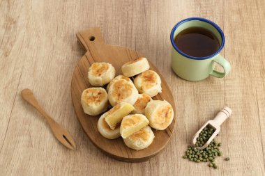 Bakpia, Bakpia Pathok yeşil fasulye, peynir ve şeker karışımından yapılan tipik bir Yogyakarta yemeğidir..