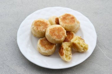 Bakpia, Bakpia Pathok yeşil fasulye, peynir ve şeker karışımından yapılan tipik bir Yogyakarta yemeğidir..