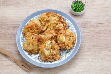 Bakwan sayur ya da bala-bala ya da sebzeli börek, un, lahana, havuç ve fasulye filizinden yapılan Endonezya aperatifi, acı biberle servis edilir.