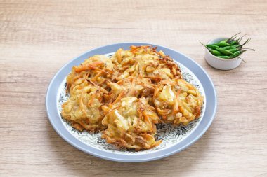 Bakwan sayur ya da bala-bala ya da sebzeli börek, un, lahana, havuç ve fasulye filizinden yapılan Endonezya aperatifi, acı biberle servis edilir.