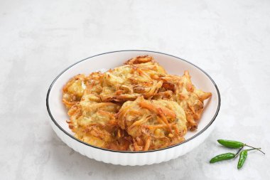 Bakwan sayur ya da bala-bala ya da sebzeli börek, un, lahana, havuç ve fasulye filizinden yapılan Endonezya aperatifi, acı biberle servis edilir.