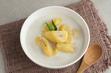 Kolak, Kolak Pisang, Endonezya geleneksel tatlısı, Ramadhan döneminde çok popüler, hindistan cevizi sütü, şeker ve pandanus yapraklarıyla yapılmış.