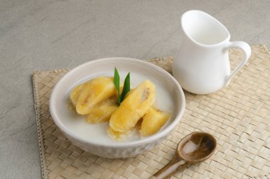 Kolak, Kolak Pisang, Endonezya geleneksel tatlısı, Ramadhan döneminde çok popüler, hindistan cevizi sütü, şeker ve pandanus yapraklarıyla yapılmış.