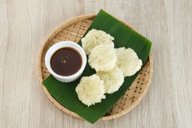 Cireng, Endonezya, Batı Java 'dan lezzetli bir aperatif, tapyoka undan yapılmış ve bol yağda kızartılmış, baharatlı sosla servis ediliyor..