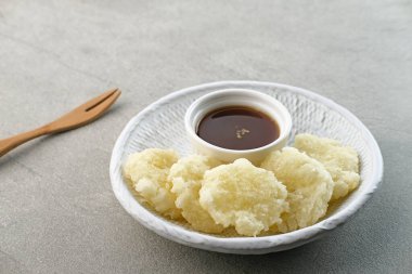 Cireng, Endonezya, Batı Java 'dan lezzetli bir aperatif, tapyoka undan yapılmış ve bol yağda kızartılmış, baharatlı sosla servis ediliyor..